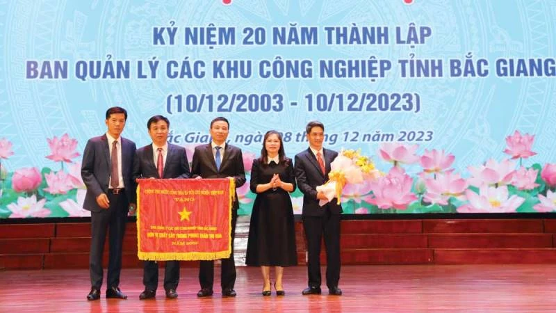 Ban Quản lý các khu công nghiệp tỉnh Bắc Giang nhận Cờ thi đua năm 2022 của Chính phủ.