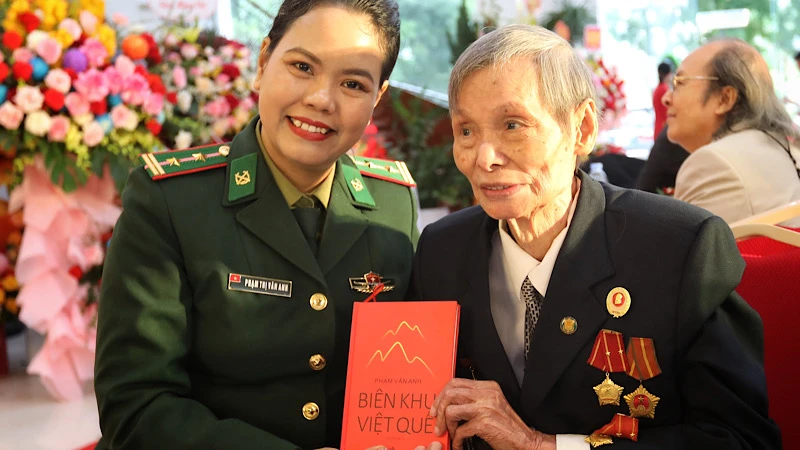 Nhà văn Phạm Vân Anh cùng Thầy thuốc Thân Văn Nhã tại buổi ra mắt sách.