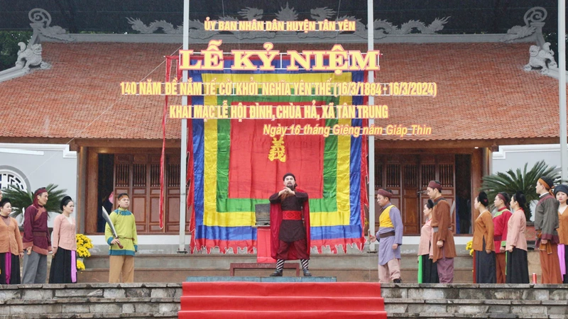 Màn diễn xướng “Đề Nắm tế cờ khởi nghĩa Yên Thế” do diễn viên Nhà hát Chèo tỉnh Bắc Giang biểu diễn.