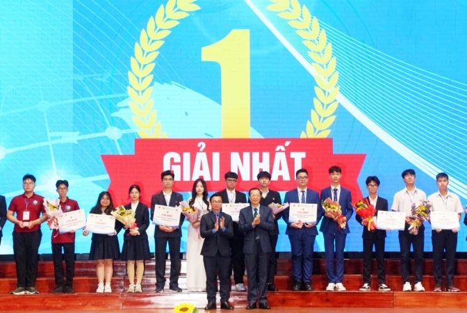 Ban Tổ chức trao giải Nhất cho đại diện các đội thi đoạt giải.