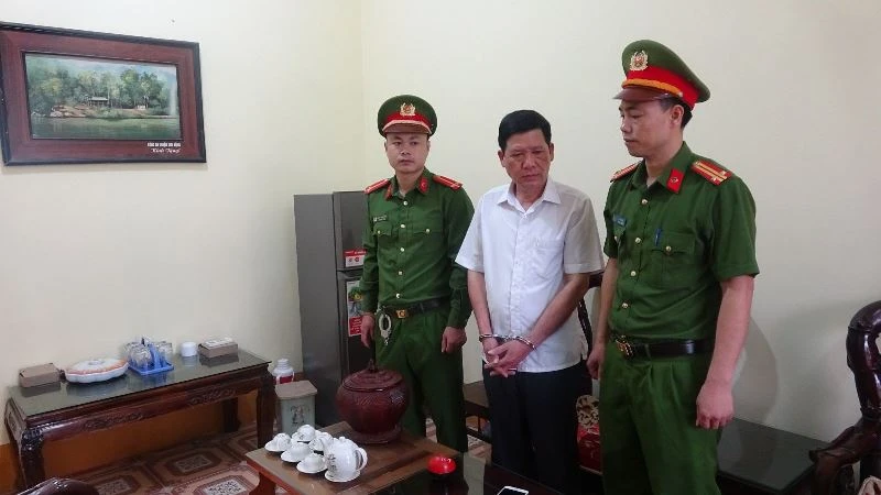 Lực lượng công an bắt ông Nguyễn Văn Quang. (Ảnh Công an Bắc Giang)