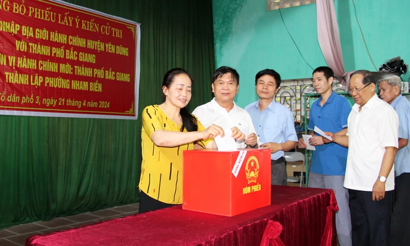 Cử tri huyện Yên Dũng bỏ phiếu về sắp xếp đơn vị hành chính ngày 21/4/2024.