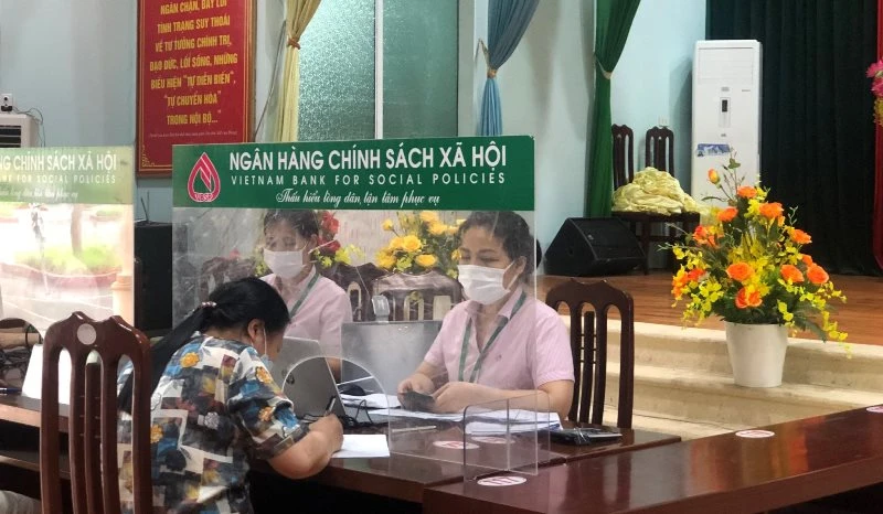 Người dân đến làm thủ tục vay vốn tại Ngân hàng chính sách tỉnh Bắc Giang.