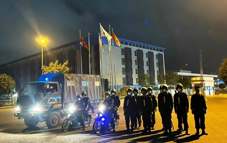 Tổ Cảnh sát cơ động tuần tra tại khu công nghiệp tại huyện Việt Yên.