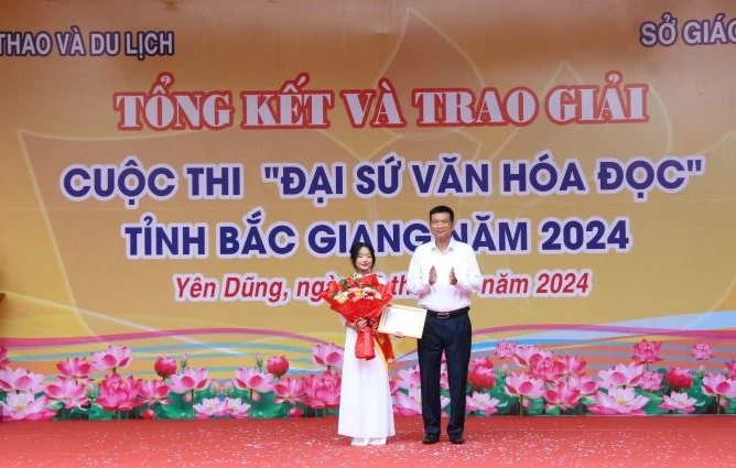 Ông Nguyễn Sỹ Cầm, Phó Giám đốc sở Văn hóa, Thể thao và Du lịch trao giải “Đại sứ Văn hóa đọc tiêu biểu xuất sắc” tỉnh Bắc Giang năm 2024 cho em Lưu Minh Anh, lớp 10A1, Trường THPT Yên Dũng số 3.