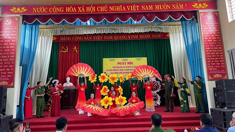 Văn nghệ chào mừng tại “Ngày hội Toàn dân bảo vệ an ninh Tổ quốc”.