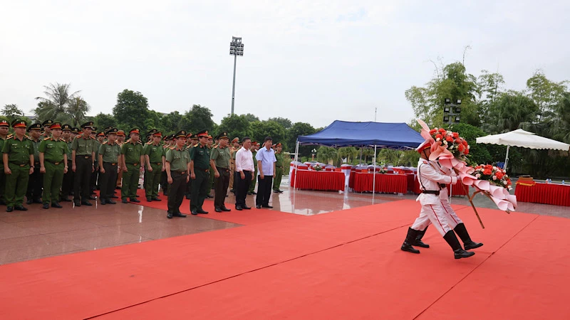 Công an tỉnh Bắc Giang báo công dâng Bác tại Khu lưu niệm Sáu điều Bác Hồ dạy Công an nhân dân.