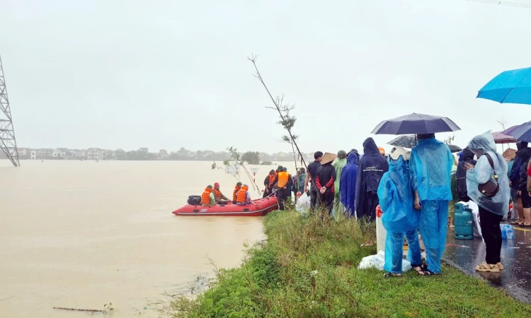 Bắc Giang khẩn trương di dời người dân vùng lũ đến nơi an toàn.