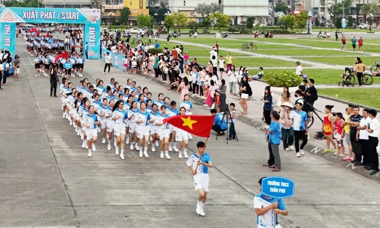 Các đội chạy tập thể xuất phát.