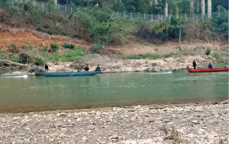 Dùng thuyền sắt tìm kiếm dọc theo đoạn sông Hồng, thuộc xã biên giới A Mú Sung. (Ảnh: QUANG PHẤN)