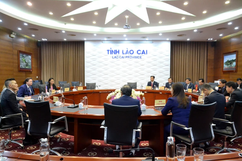 Quang cảnh làm việc giữa lãnh đạo tỉnh Lào Cai và Đại sứ Hoa Kỳ cùng Đoàn công tác.