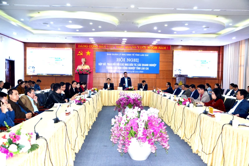 Hội nghị gặp gỡ, trao đổi với doanh nghiệp tại các Khu công nghiệp và Khu kinh tế cửa khẩu, nhằm tháo gỡ khó khăn, thúc đẩy sản xuất và giao thương xuất, nhập khẩu ở tỉnh Lào Cai. (Ảnh: QUỐC HỒNG)