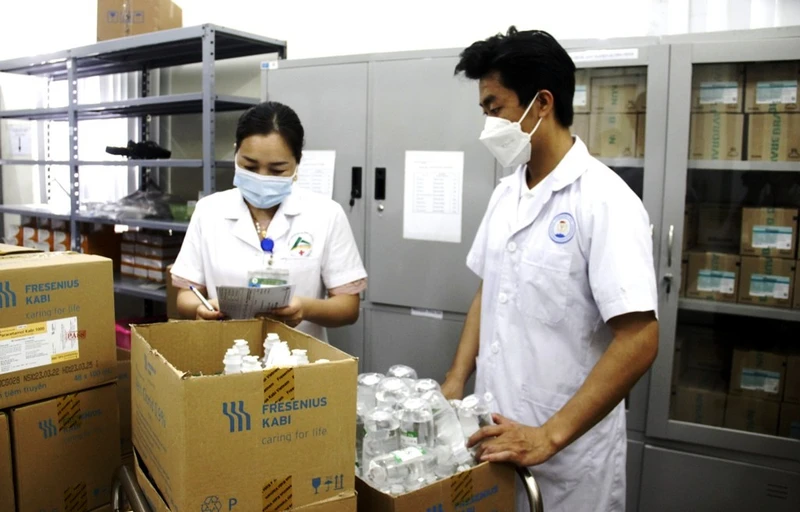 Kiểm tra thuốc, vật tư y tế ở Bệnh viện đa khoa tỉnh Lào Cai. (Ảnh: TL)