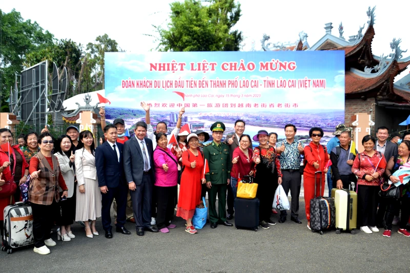 Chào đón Đoàn du khách Trung Quốc đầu tiên nhập cảnh vào Việt Nam qua Cửa khẩu quốc tế Lào Cai, sau hơn 3 năm gián đoạn vì dịch Covid-19. (Ảnh: QUỐC HỒNG)