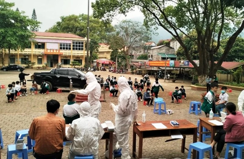 Lấy mẫu xét nghiệm ca nhiễm Covid-19 ở Trường THCS thị trấn Khánh Yên, huyện Văn Bàn, tỉnh Lào Cai. (Ảnh: TL)