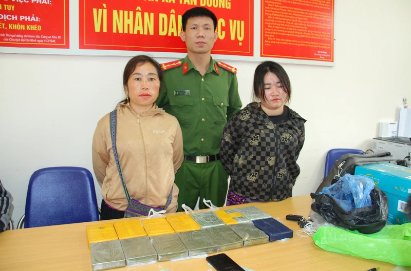 Đối tượng Giàng Thị Chú và Hoàng Cở bị công an bắt giữ cùng tang vật 14 bánh heroin. (Ảnh: QUỲNH TRANG)