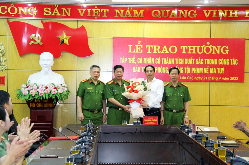 Chủ tịch Ủy ban nhân dân tỉnh Lào Cai Trịnh Xuân Trường trao thưởng cho Công an tỉnh Lào Cai đã triệt phá thành công, an toàn vụ án ma túy lớn. (Ảnh: QUỲNH TRANG)