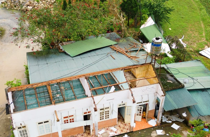 Nhà ở bị dông lốc mạnh làm hư hại ở thị trấn Mường Khương (Lào Cai). (Ảnh: TL)