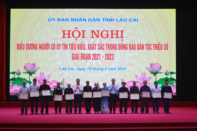 Trao tặng Bằng khen cho người có uy tín tiêu biểu tỉnh Lào Cai giai đoạn 2021-2023.