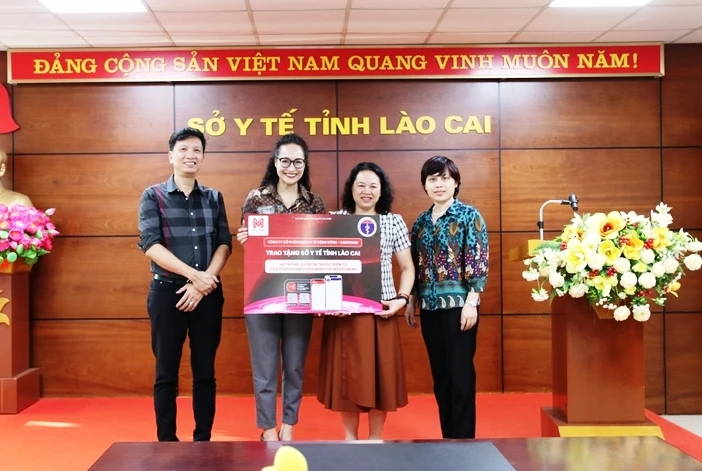 Công ty cổ phần Mạng y tế cộng đồng Medcomm trao tặng phần mềm hệ thống gửi đơn thuốc điện tử cho Sở Y tế Lào Cai. (Ảnh: HỒNG LOAN)