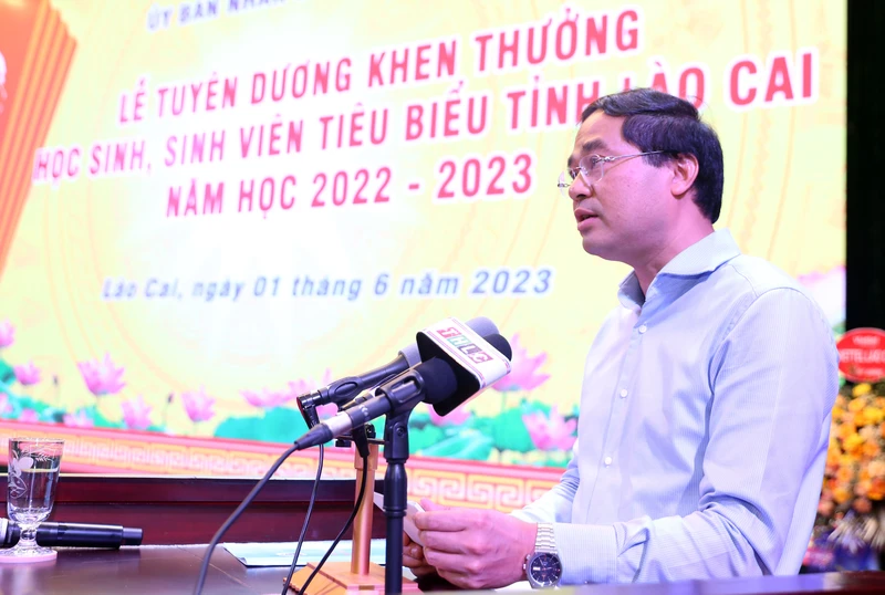  Chủ tịch Ủy ban nhân dân tỉnh Lào Cai Trịnh Xuân Trường phát biểu tại lễ tuyên dương, khen thưởng 550 học sinh, sinh viên tiêu biểu năm học 2022-2023. (Ảnh: QUỐC HỒNG)