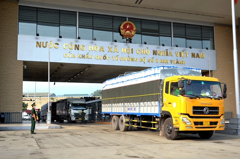 Ưu tiên thông quan xuất khẩu quả vải tươi ngay từ đầu giờ sáng hằng ngày, ở Cửa khẩu đường bộ Kim Thành-Lào Cai.