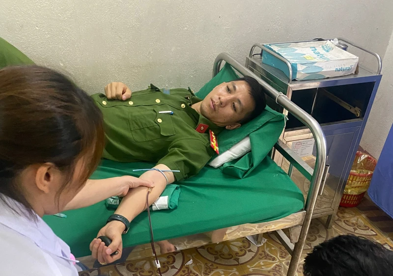 Đại úy Đinh Công Chiến, công an xã Lương Sơn (Lào Cai) tự nguyện hiến máu kịp thời cứu sống bệnh nhân đang cấp cứu tại Bệnh viện đa khoa Bảo Yên. (Ảnh: QUỲNH TRANG)