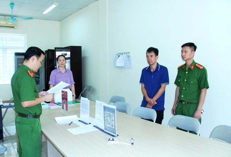 Cơ quan Cảnh sát điều tra, Công an thành phố Lào Cai bắt giữ Kiều Duy Quyền về hành vi chống người thi hành công vụ và hủy hoại tài sản. ( Ảnh: QUỲNH TRANG)