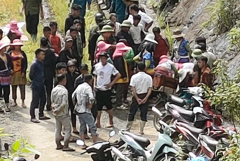 Huy động lực lượng tại chỗ để tìm kiếm nạn nhân bị lũ cuốn mất tích ở xã Nậm Xây, huyện Văn Bàn, tỉnh Lào Cai. (Ảnh: HỮU THIỆN)