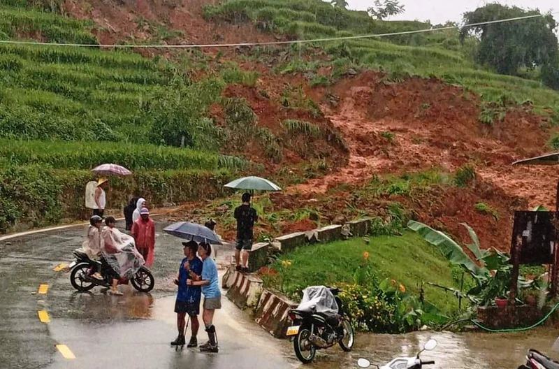 Sạt lở gây ách tắc giao thông tỉnh lộ 152, nối thị xã Sa Pa với các xã phía nam. (Ảnh: TL)