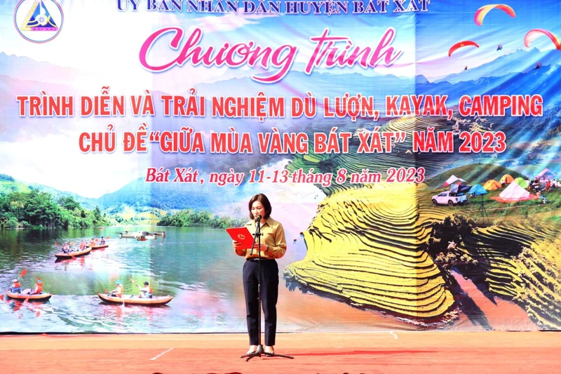 Lãnh đạo huyện Bát Xát (Lào Cai) khai hội dù lượn "Bay trên mùa vàng Bát Xát- 2023". (Ảnh: QUỐC HỒNG)