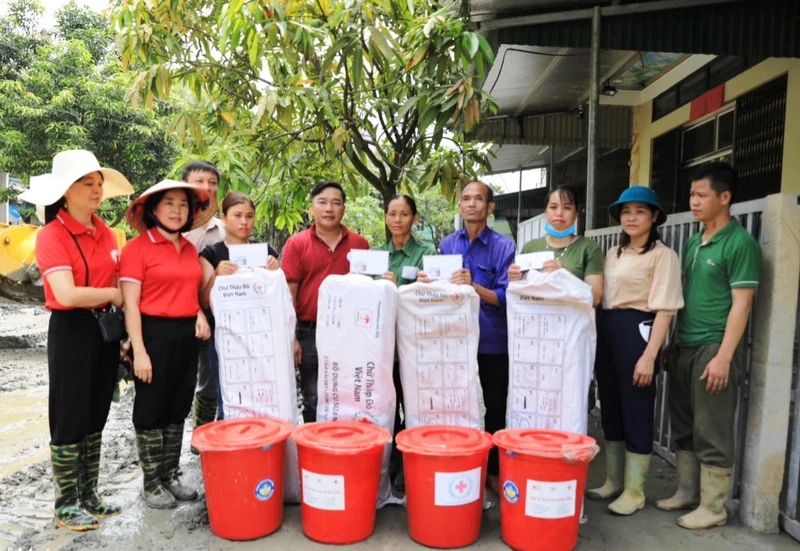 Hội chữ thập đỏ Thành phố Lào Cai thăm hỏi, hỗ trợ người dân Tả Phời khắc phục sự cố tràn bùn thải. (Ảnh: TL)