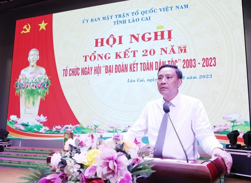 Phó Bí thư Tỉnh ủy Lào Cai Hoàng Giang tại Hội nghị Tổng kết 20 năm "Ngày hội Đại đoàn kết toàn dân tộc". (Ảnh: TUẤN NGỌC)