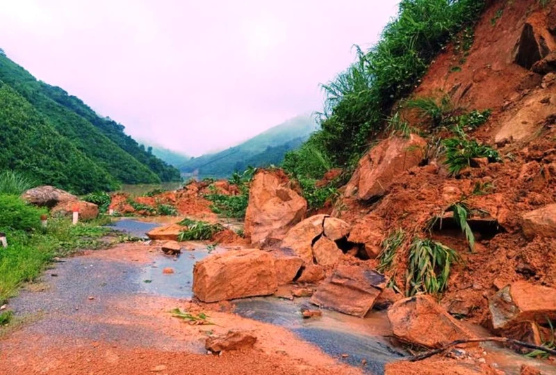 Mưa lớn kéo dài gây sạt lở, làm tắc tỉnh lộ 160 từ huyện lỵ Bắc Hà vào xã vùng sâu Bản Cái. (Ảnh: TL) 