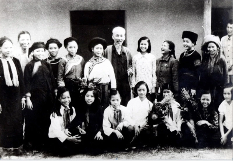 Cách đây 65 năm, ngày 23/9/1958, Bác Hồ và Đoàn công tác của Chính phủ đến thăm cán bộ và nhân dân các dân tộc Lào Cai. (Ảnh: TL)