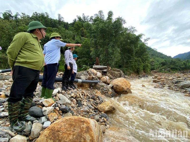 Lãnh đạo tỉnh Lào Cai và thị xã Sa Pa kiểm tra hiện trường lũ ống ở thôn Nậm Than, xã Liên Minh, thị xã Sa Pa sáng 13/9. (Ảnh: QUỐC HỒNG)