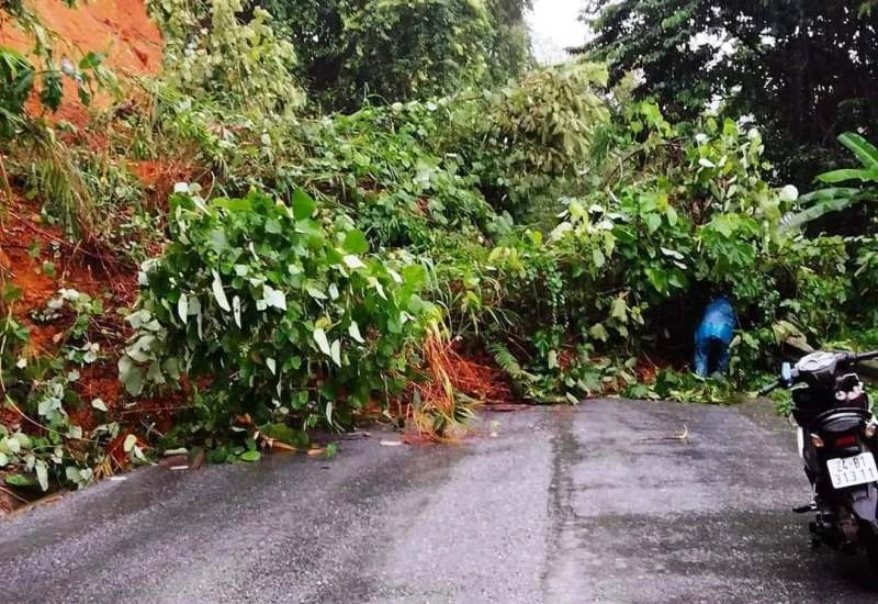 Mưa lớn, gây sạt lở nhiều điểm, làm tắc Quốc lộ 70 nối Lào Cai-Yên Bái. (Ảnh: QUỐC HỒNG) 