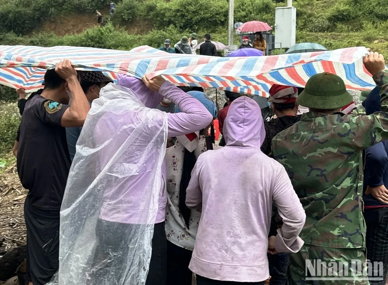 Lực lượng cứu hộ đã tìm thấy nạn nhân cuối cùng trong vụ lũ ống cuốn mất tích 7 người ở xã Liên Minh, thị xã Sa Pa-Lào Cai. (Ảnh: MẠNH HÙNG)