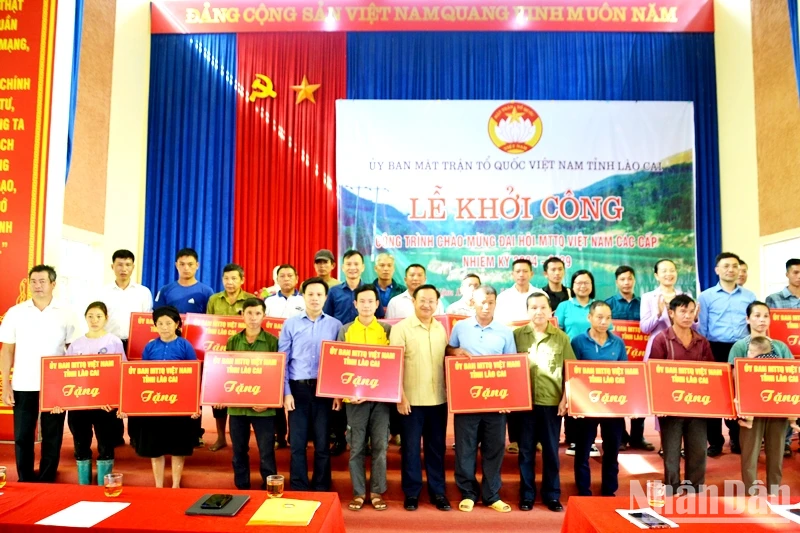 Lãnh đạo Ủy ban Mặt trận Tổ quốc tỉnh Lào Cai trao tiền hỗ trợ xây nhà đại đoàn kết cho hộ nghèo ở xã vùng sâu Nậm Lúc, huyện Bắc Hà. (Ảnh: QUỐC HỒNG)