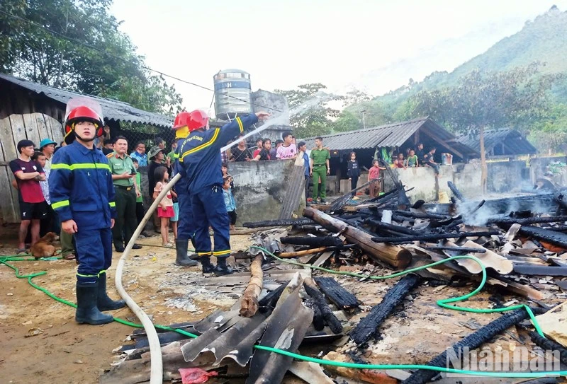 Lực lượng chức năng đã dập tắt vụ cháy nhà ở xã Phong Niên, huyện Bảo Thắng, Lào Cai. ( Ảnh: MINH ĐỨC)