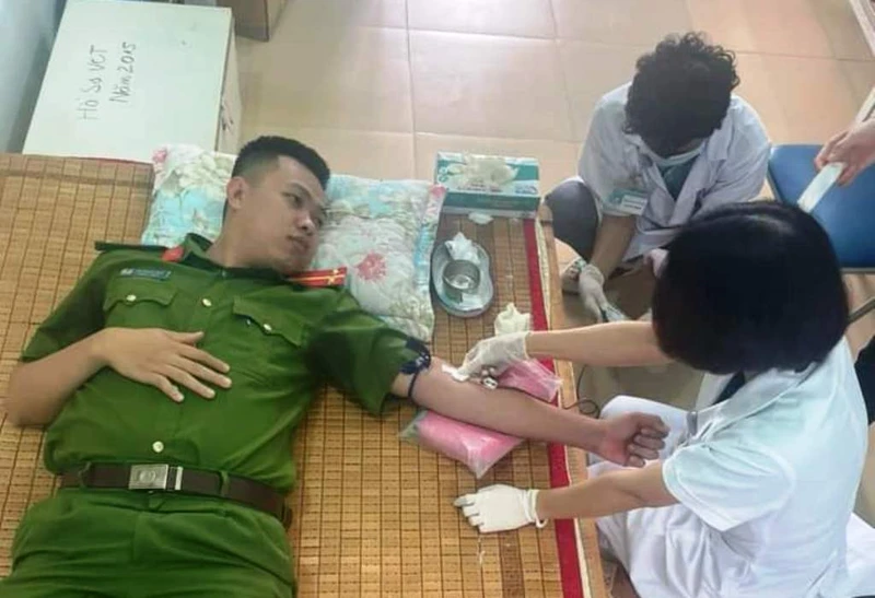Trung úy Bùi Ngọc Sang, Công an huyện Văn Bàn (Lào Cai) hiến máu kịp thời cứu sống bệnh nhân bị thủng tạng rỗng. (Ảnh: QUỲNH TRANG)