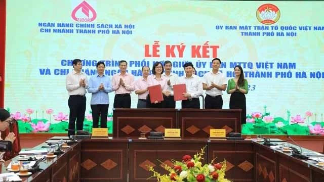 Quang cảnh lễ ký kết chương trình phối hợp giữa Ủy ban Mặt trận Tổ quốc Việt Nam thành phố Hà Nội và Chi nhánh Ngân hàng Chính sách xã hội thành phố Hà Nội. (Ảnh: NGUYỄN PHƯỢNG)