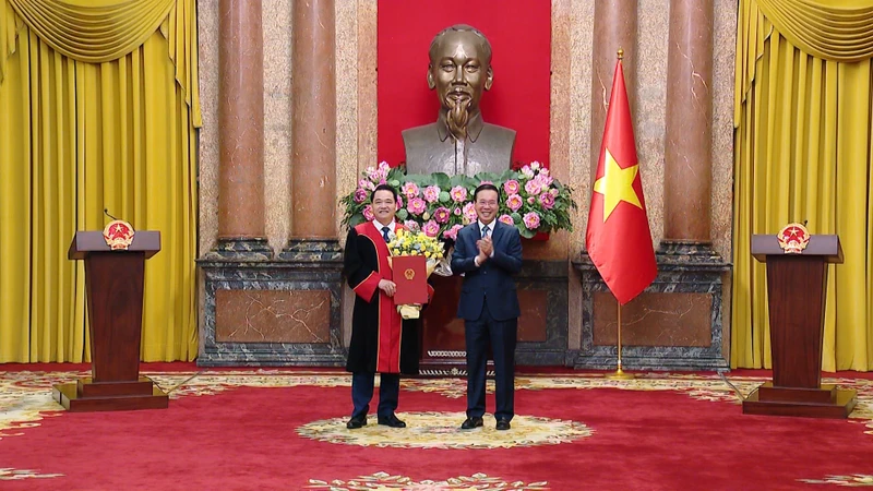 Chủ tịch nước Võ Văn Thưởng chúc mừng đồng chí Nguyễn Hồng Nam. (Ảnh: Hồng Quân)