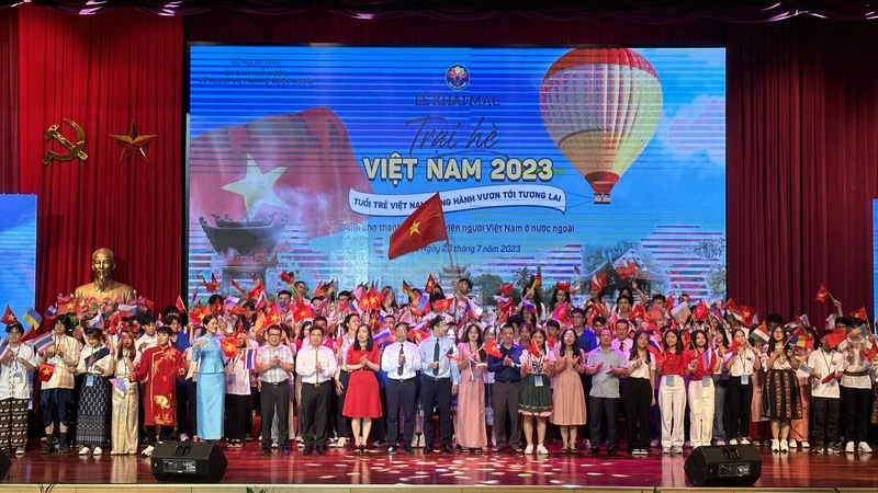 Đông đảo thanh niên, sinh viên Việt Nam ở nước ngoài tham dự chương trình.