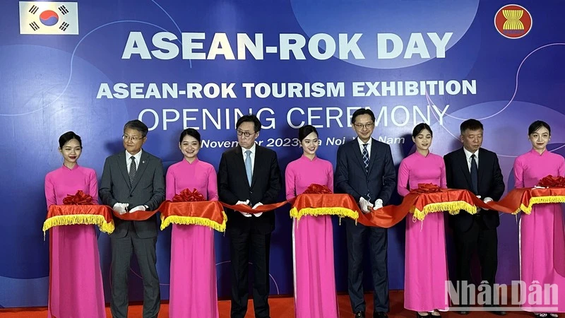 Các đại biểu cắt băng khai mạc Triển lãm Du lịch ASEAN-Hàn Quốc.