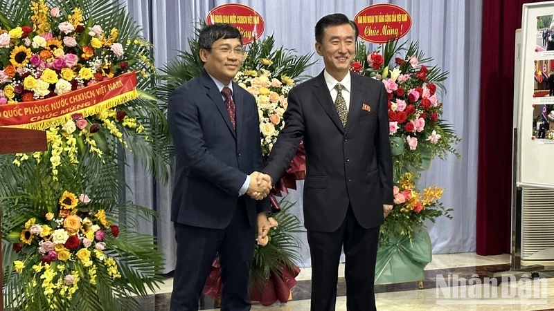 Thứ trưởng Thường trực Bộ Ngoại giao Nguyễn Minh Vũ (bên trái) và Đại biện lâm thời Đại sứ quán Triều Tiên Ri Ho Jun.
