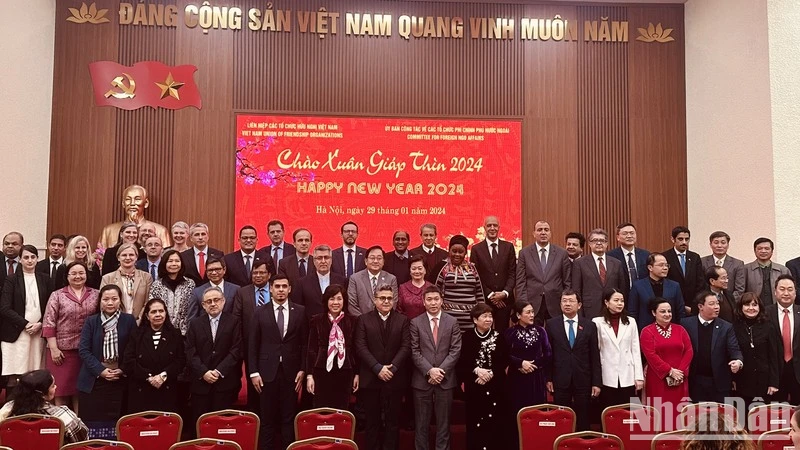 Các đại biểu Việt Nam và quốc tế cùng chụp ảnh kỷ niệm.