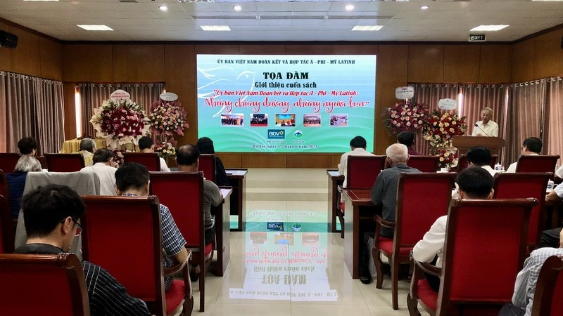 Ủy ban Việt Nam Đoàn kết và Hợp tác Á-Phi-Mỹ Latinh tổ chức Tọa đàm ra mắt sách.