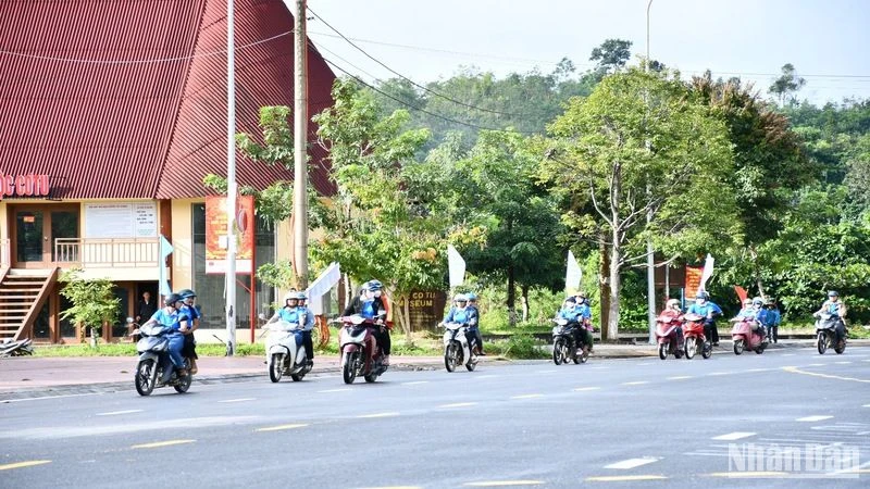 Các cơ quan, đơn vị huyện Tây Giang, tỉnh Quảng Nam diễu hành tuyên truyền phòng, chống tảo hôn và hôn nhân cận huyết thống.