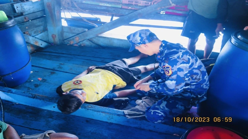 Lực lượng quân y điều trị cho các ngư dân bị nạn. 
